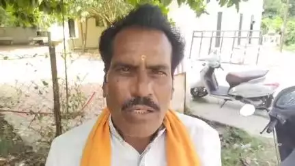 शेताचा बांध फोडून शेतात अतिक्रमण केल्याने पोलीस अधीक्षक नवनीत कावत त्यांना तक्रार