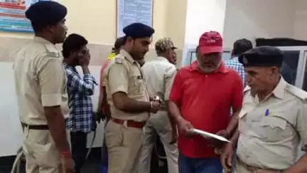 बिहार: लहेरी थाना पुलिस ने भैंसासुर मोहल्ला में छापेमारी कर शराब की खरीद-बिक्री करते 9 लोगों को किया गिरफ्तार