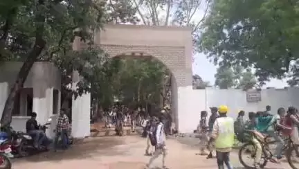 अंजड़: अंजड के स्कूलों के पास संकेतक और स्पीड ब्रेकर नहीं होने से दुर्घटना का अंदेशा, नपा CMO ने बैठक कर समाधान का आश्वासन दिया