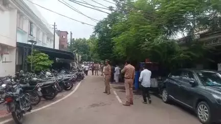 कानपुर: उपमुख्यमंत्री बृजेश पाठक के खिलाफ फूटा गुस्सा, पिछड़ा वर्ग फेडरेशन ने जिलाधिकारी कार्यालय का किया घेराव
