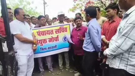 बड़वानी: मध्यप्रदेश पंचायत सचिव संयुक्त मोर्चा ने सीएम के नाम कलेक्ट्रेट में सौंपा ज्ञापन