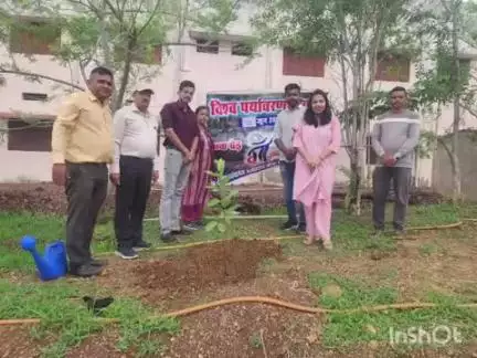 राजनांदगांव: जिले के ग्राम बरगा में जिला पंचायत सीईओ और विभिन्न अधिकारियों द्वारा किया गया वृक्षारोपण