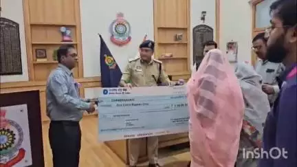 दुर्ग: दुर्घटना में हुई दुर्ग में पदस्थ आरक्षक की मौत, पुलिस सेलरी पैकेज के तहत परिवार को मिला ₹1 करोड़ का चेक