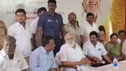ஆத்தூர்: பிள்ளையார்நத்தத்தில் அரசின் திட்டங்களின் பயன்கள் பொதுமக்களுக்கு கிடைக்கச் செய்யும் வகையில்
பொதுமக்களிடமிருந்து மனுக்களை அமைச்சர் பெற்றுக்கொண்டார்
