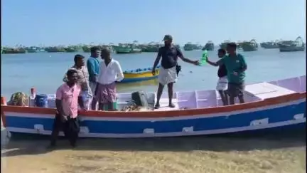 இராமநாதபுரம்: படகு மூழ்கி மாயமான மீனவரை வடக்கு பாக் ஜலசந்தி கடலில் ஹெலிகாப்டர் மூலம் தேடும் பணி தீவிரம்