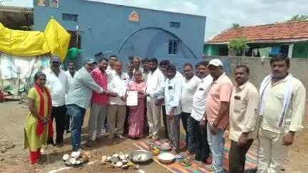 ధర్మారం: ఇందిరమ్మ ఇండ్లకు ముగ్గు పోసి, లబ్ధిదారులకు ప్రోసీడింగ్ పత్రాలు అందజేసిన ధర్మారం ఏఎంసీ చైర్మన్ రూప్లా నాయక్