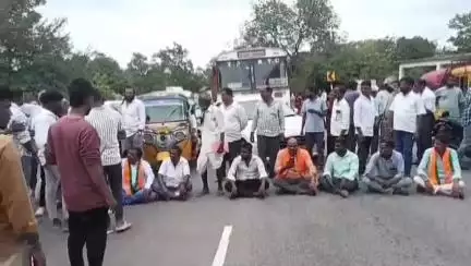 నర్సాపూర్: కొండాపూర్‌- మద్దాపూర్‌-నతనయపల్లె రోడ్డు సౌకర్యం కల్పించాలని బీజేపీ నేతలతో కలిసి స్థానికుల ఆందోళన #localissue