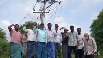 గన్నేరువరం: కూనవానిపల్లిలో మోటార్లు కాలిపోతున్నా పట్టించుకోవడం లేదని, విరిగిన ట్రాన్స్‌ఫార్మర్‌ పోల్‌ వద్ద రైతుల నిరసన #localissue