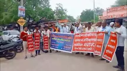 कनीना: ग्रामीण सफाई कर्मचारी यूनियन ने मांगों को लेकर कनीना में प्रदर्शन किया, एसडीएम को सौंपा ज्ञापन