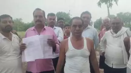 बदलापुर: गद्दोपुर गांव में शिकायत के बावजूद चकमार्ग निर्माण न होने से ग्रामीणों में आक्रोश #jansamasya