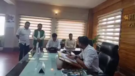 पौड़ी: त्रिस्तरीय पंचायत चुनाव में आरक्षण में कांग्रेस नेता गणेश गोदियाल ने लगाए धांधली के आरोप, जिलाधिकारी से की चर्चा