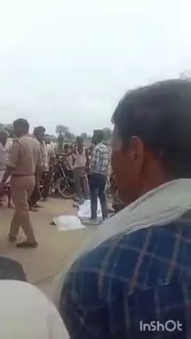 टूंडला: ठार हीरा सिंह के पास डंपर की टक्कर से बाइक सवार मां की हुई मौत, बेटा घायल