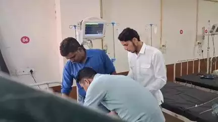 चूरू: लोहसना बड़ा गांव में खेत में कीटनाशक का छिड़काव करते वक्त युवक की तबीयत बिगड़ी, इलाज हेतु लाया गया जिला अस्पताल