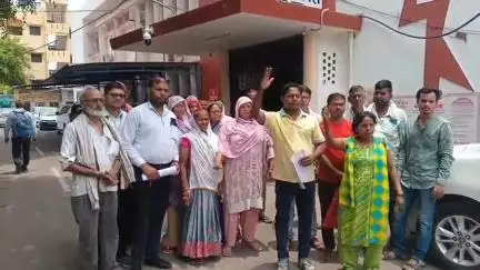 कानपुर: बुरा के हरदेव नगर में तालाब पर अवैध कब्जे को लेकर लोगों ने किया हंगामा, डीएम कार्यालय में किया प्रदर्शन