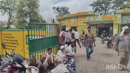 बलरामपुर: कृषि मंडी स्थित इफको सेंटर पर सुबह से ही किसानों की जुटी भीड़, खाद के लिए हो रहे परेशान