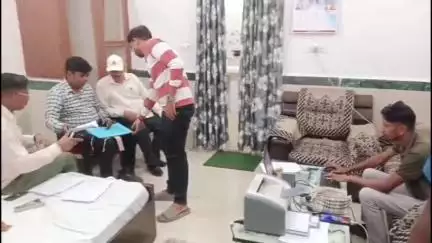 मुंगेली: लोरमी बिजली विभाग में पदस्थ कनिष्ठ अभियंता कृष्ण कुमार गुप्ता को एसीबी बिलासपुर टीम ने ₹15 हजार की रिश्वत लेते पकड़ा