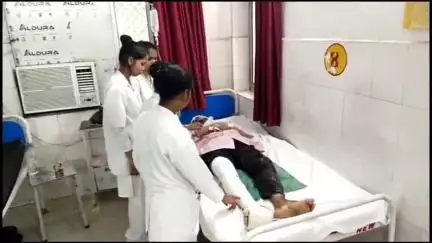 इटावा: सिविल लाइन इलाके में ट्रेन से गिरकर यात्री हुआ घायल, जिला अस्पताल में इलाज जारी