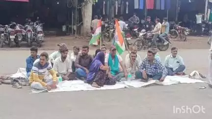 सरदारपुर: राजगढ़ में विद्युत विभाग की लापरवाही से परेशान 3 गांवो के किसानो ने विद्युत कार्यालय के सामने दिया धरना #jansamsaya