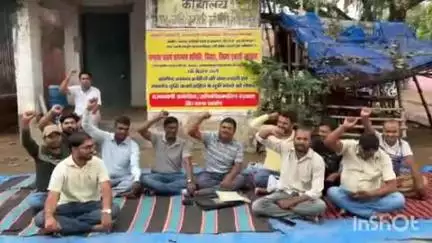 अरवल: सदर प्रखंड परिसर में ग्रामीण आवास कर्मियों की हड़ताल, 16 सूत्री मांगों को लेकर राज्यव्यापी आंदोलन तेज