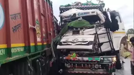 ओबरा: सिंदुरिया गांव के पास हाइवा ने खड़ी ट्रक में मारी जोरदार टक्कर, स्थानीय लोगों ने केबिन में फंसे चालक को निकाला
