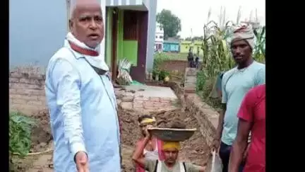 हरनौत: नगर पंचायत क्षेत्र में निर्माणाधीन कार्य का उपमुख्य पार्षद प्रतिनिधि ने किया निरीक्षण, जुलाई में कार्य होगा पूरा
