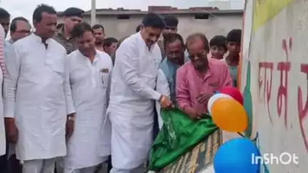 कोंच: सांसद अभय कुशवाहा ने उच्च विद्यालय परसावां के नव निर्मित चाहरदिवारी का उद्घाटन किया