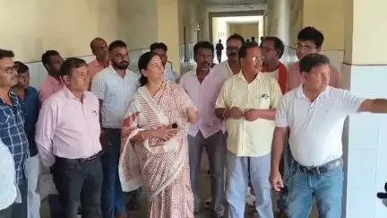 निरसा/चिरकुंडा: निरसा प्रखंड के पांडरा स्थित सामुदायिक स्वास्थ्य केंद्र का निरीक्षण करने पहुंचीं पूर्व विधायक अपर्णा सेन गुप्ता