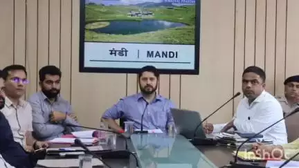 मंडी: मंडी में ठोस कचरा प्रबंधन और प्लास्टिक प्रतिबंध की समीक्षा बैठक का आयोजन