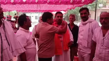 नवाबगंज: बंगला बाजार स्थित ई-स्कूटी शोरूम का शुभारंभ पूर्व विधानसभा प्रत्याशी अम्बरीष रावत ने किया