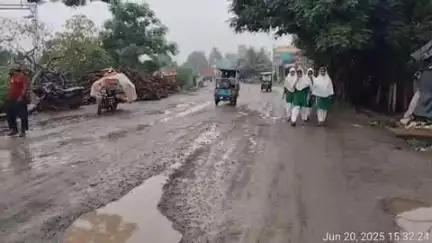 মুরারই ১: রাজগ্রাম উচ্চ বালিকা বিদ্যালয়ের নিকট রাস্তার বেহাল অবস্থা #jansamasya