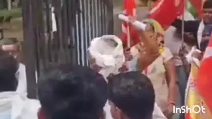 रेवाड़ी: वेतन न मिलने से नाराज़ ग्रामीण सफाई कर्मचारियों ने विभिन्न मांगों को लेकर सड़कों पर किया विरोध प्रदर्शन