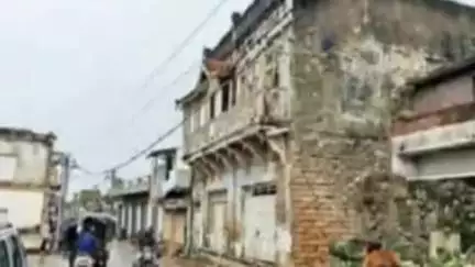 માણાવદર: માણાવદરના મીતડી દરવાજા પાસે મકાનના બીજા માળનો બહારનો ભાગ ધરાશાયી થયો