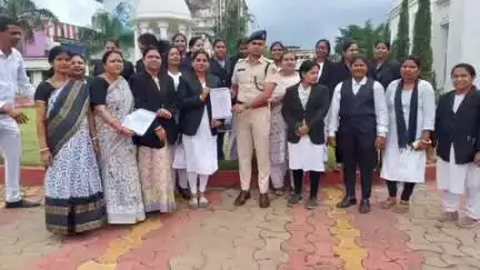 କେନ୍ଦୁଝର ସହର: ମହିଳା ମାନଙ୍କ ସୁରକ୍ଷାକୁ ନେଇ ଜିଲ୍ଲା ଓକିଲ ସଂଘ ପକ୍ଷରୁ କେନ୍ଦୁଝର ଏସପିଙ୍କ କାର୍ଯ୍ୟାଳୟ ଠାରେ ଦାବିପତ୍ର ପ୍ରଦାନ