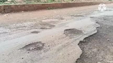 आगर: आगर-भ्याना मार्ग पर जगह जगह हुए गड्ढे, क्षतिग्रस्त सड़क पर आवागमन से लोगों को हो रही परेशानी 
#jansamasya