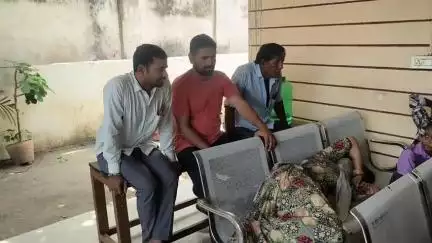 కరప పోలీస్ స్టేషన్ వద్ద స్పృహ తప్పి పడిపోయిన బాధితురాలు ఆసుపత్రికి తరలించిన ఎస్సై సునీత