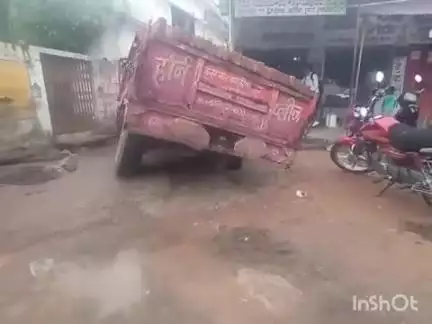 बल्देवगढ़: बल्देवगढ़-बम्होरी तिगैला पर नाली की पुलिया में धंसा ट्राली का टायर, टला बड़ा हादसा