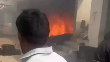नौगावां सादात: नौगांवा के गांव दौलतपुर में घर में घुसकर मारपीट और आग लगाने के मामले में पुलिस ने 18 नामजद और एक अज्ञात के खिलाफ मुकदमा दर्ज किया