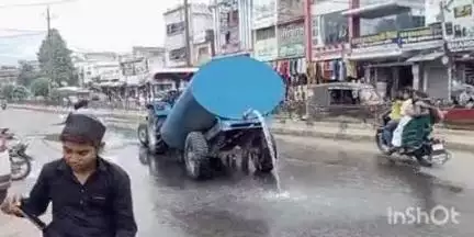 सोहागपुर: गांधी चौक के पास पानी के टैंकर का ठीहा टूटा, हजारों लीटर पानी बर्बाद, राहगीर बाल-बाल बचे