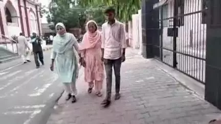 सुल्तानपुर: बाग में आम बीनने पर हिस्ट्रीशीटर ने की फायरिंग, बच्चों को दी धमकी; पीड़ित परिवार ने डीएम से लगाई गुहार