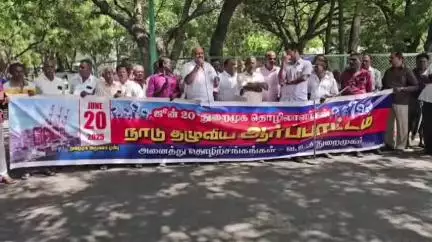 தூத்துக்குடி: கப்பல் தளங்கள் & மருத்துவம னைகளை தனியாருக்கு தாரை வார்க்கும் முயற்சி கண்டித்து துறைமுக அலுவலகம் முன்பு தொழிற்சங்கத்தினர் ஆர்ப்பாட்டம்