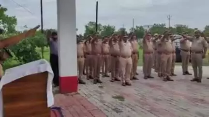 भिनगा: पुलिस कार्यालय भिनगा में नशा विरोधी पखवाड़ा के तहत एसपी ने पुलिस कर्मियों को दिलाई नशा मुक्ति की शपथ