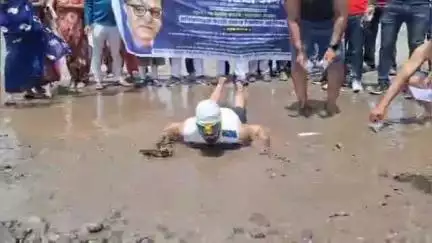 मध्यवर्ती बस स्थानकात रिपब्लिकन सेनेकडून प्रति आत्मक सामूहिक फाशी आंदोलन बस स्थानकाचे छताले आले पडायला