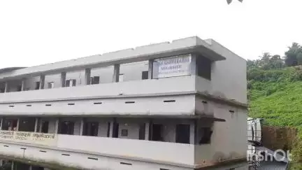 പെരിന്തല്‍മണ്ണ: തകർന്നുവീണ മേൽക്കൂര നന്നാക്കിയില്ല, ആലിപ്പറമ്പ് സ്കൂളിൽ വിദ്യാർഥികളുടെ പ്രതിഷേധം