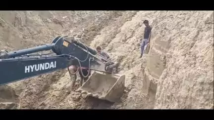 संडीला: कछौना क्षेत्र में सुठेना रेलवे फाटक के निर्माणाधीन अंडरपास के गड्ढे में मिट्टी धंसने से एक मजदूर की मौत, चार घायल