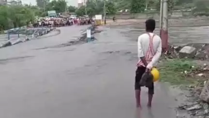 दुधि: सोनभद्र के शक्तिनगर में बारिश से बलिया नाला उफना, जलभराव से यातायात ठप, रोडवेज बस व पिकअप पानी में फंसी