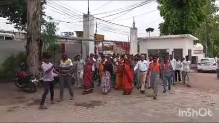 भोगनीपुर: विहिप कार्यकर्ताओं ने कार्रवाई की मांग को लेकर भोगनीपुर कोतवाली में किया हंगामा, सीओ ने समझा-बुझाकर मामला कराया शांत