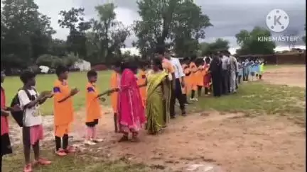 घाघरा: शिक्षा विभाग द्वारा नवडीहा मैदान में चल रहे लिटिल चैंप फुटबॉल टूर्नामेंट का समापन, प्रखंड प्रमुख व बीपीओ शामिल