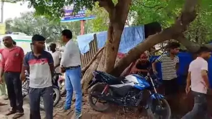 उन्नाव: गंगाघाट थाना क्षेत्र के आजाद मार्ग चौराहे के पास अज्ञात वाहन की टक्कर से बाइक पर सवार महिला की मौत, पति घायल