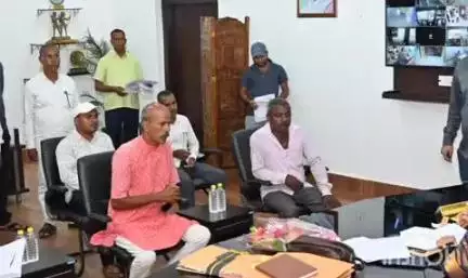 चतरा: चतरा समाहरणालय में उपायुक्त ने जनता दरबार लगाकर सुनी आमजनों की समस्याएं
