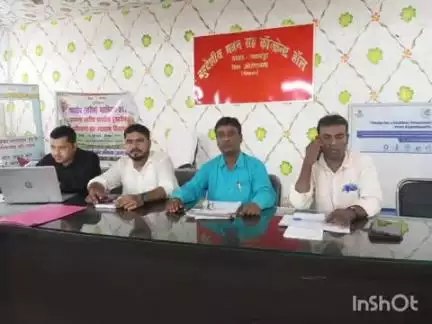 मदनपुर: मदनपुर प्रखंड मुख्यालय के बहुउद्देशीय भवन में बीपीआरओ विनोद कुमार वर्मा ने पंचायत सचिव व लेखपाल के साथ की बैठक
